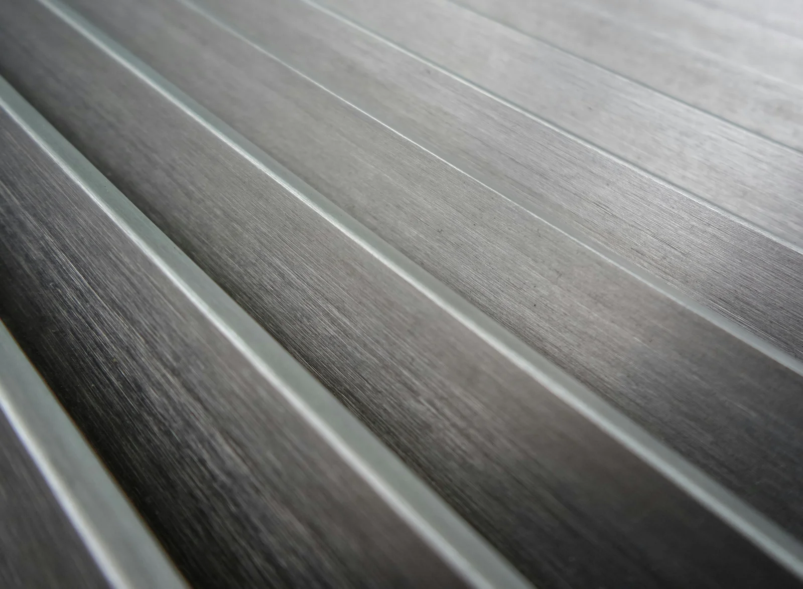 Profilés d'aluminium brossé, illustration du capot extérieur d'une menuiserie mixte bois-alu