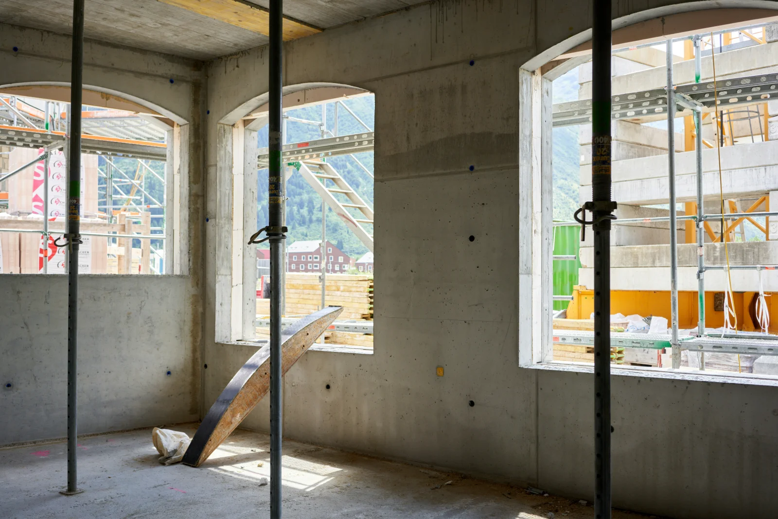 Fenêtre en cours de remplacement dans un logement en rénovation