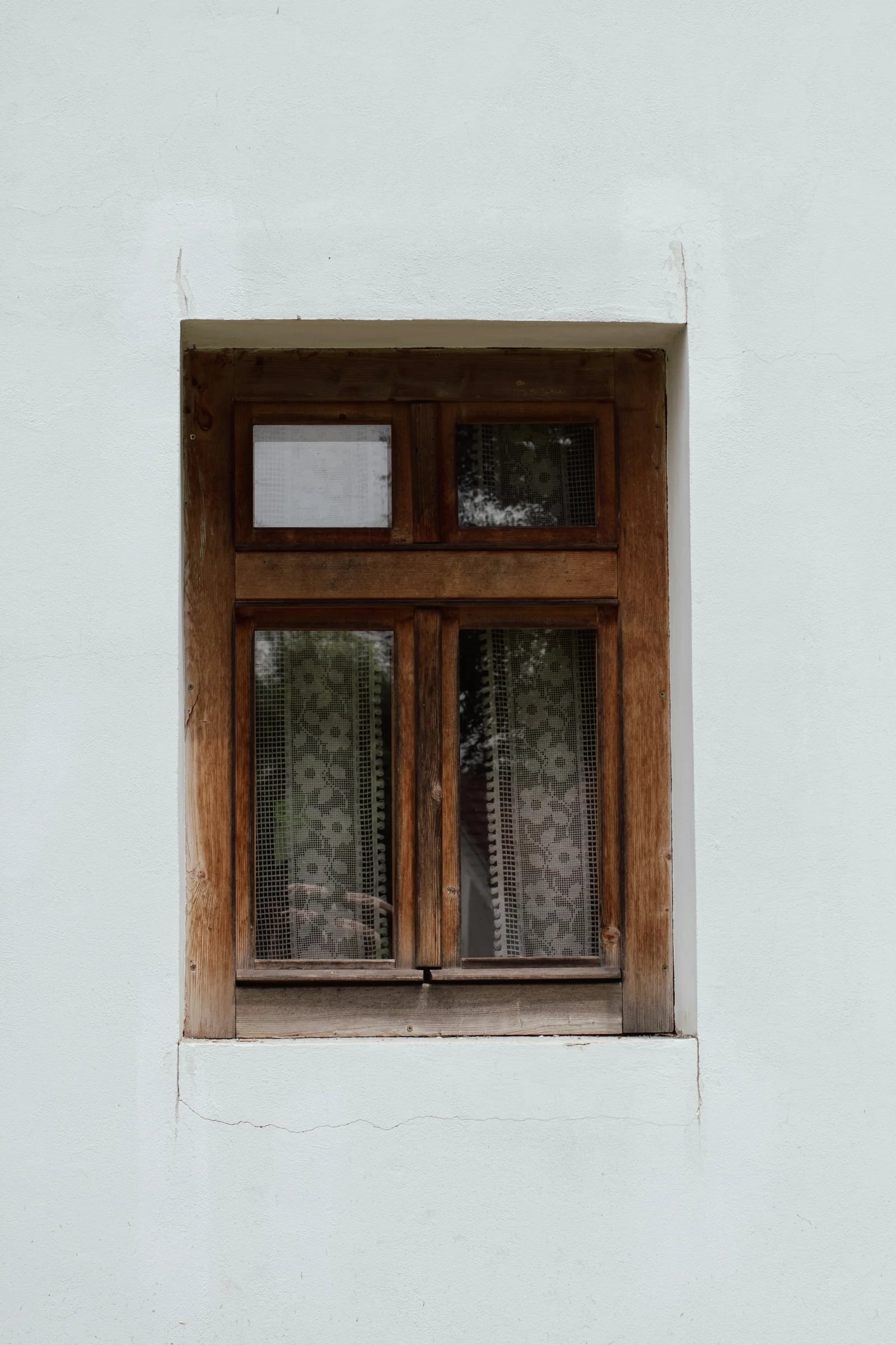 Fenêtre en bois au veinage apparent dans un intérieur chaleureux